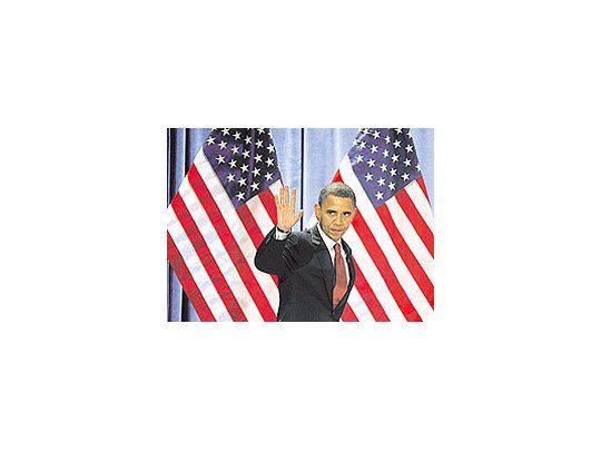 Barack Obama buscó ayer dejar atrás los cuestionamientosa su patriotismo y dejó fuertes definiciones en materiade guerra antiterrorista. Ratificó que apurará la retiradade Irak y que concentrará los recursos militares enAfganistán.