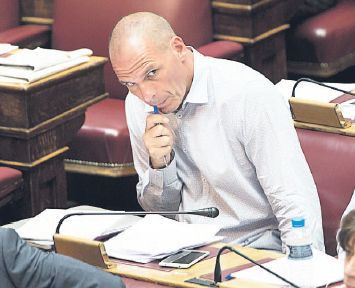 Euclides Tsakalotos reconoció ante el Parlamento que “la mañana del lunes fue el día más difícil de mi vida. No sé si hicimos lo que debíamos hacer. Sé que no teníamos alternativa”. Su antecesor en el cargo, Yanis Varoufakis, dijo que el acuerdo es un “nuevo Tratado de Versalles” y votó en contra.