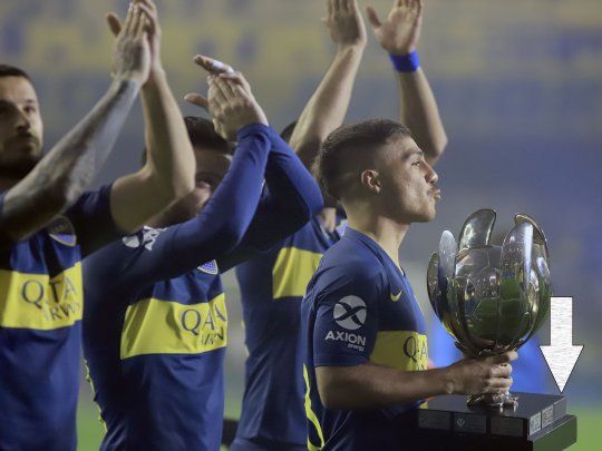 El trofeo de la Supercopa Argentina apareció sin la chapita de River en los festejos de la Bombonera.