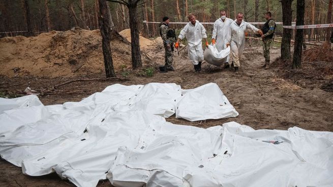 Cadáveres recuperados de las fosas comunes en Izium.