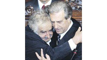 Tabaré Vázquez y José Mujica, en una imagen de tiempos felices. El presidente busca ahora bloquear una posible candidatura presidencial del ex jefe tupamaro e irrita al ala izquierda del Frente Amplio.