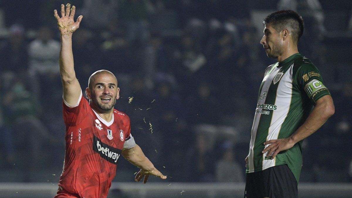 Banfield lost by a great goal and has one foot outside