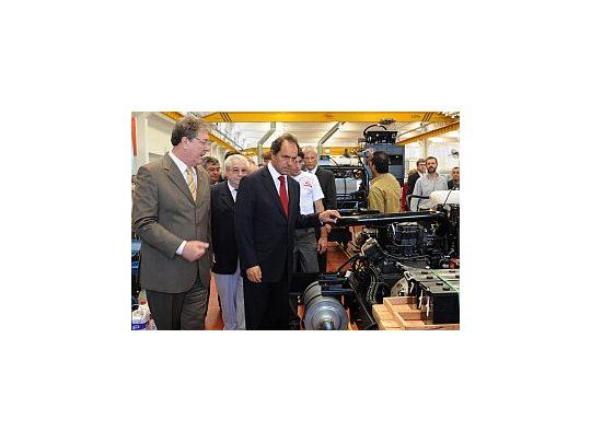 Daniel Scioli instó a los votantes a cuidar la industria nacional, que promociona el Gobierno nacional.