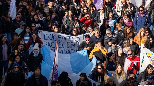 Masiva marcha de la docencia de Tierra del Fuego este último miércoles, frente a la Legislatura.