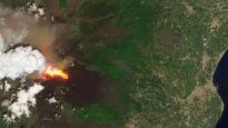 Así se ve una erupción de un volcán desde el espacio.