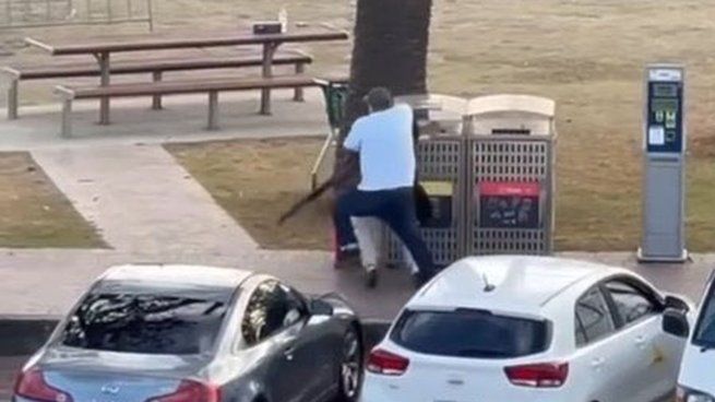 El momento exacto en el que un hombre arremete por la espalda contra uno de los atacantes y logra desarmarlo.