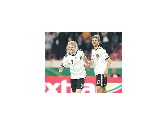 André Schürrle celebra el tercer gol de Alemania seguido de Tomas Müller. El equipo teutón derrotó a Brasil por 3 a 2.