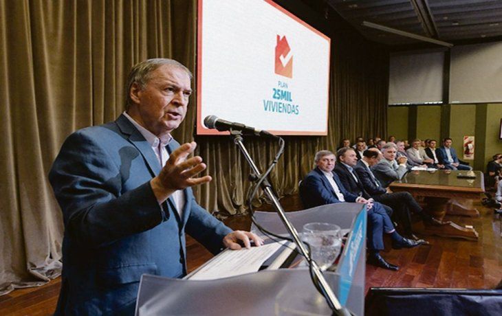 Beneficiarios. Un amplio espectro de familias podrá acceder a la casa propia, destacó ayer Schiaretti en el lanzamiento del plan.