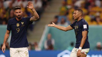 Goleadores. Giroud y Mbappé marcaron tres de los cuatro goles de Francia en su debut mundialista.