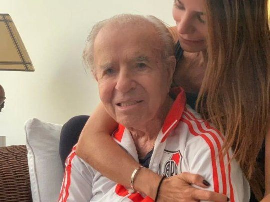 Carlos Menem vistiendo la indumentaria de River. El expresidente fue fanático y socio del club de Núñez.