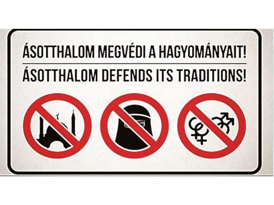 Prohibido. Un cartel rechaza la construcción de mezquitas, el uso de velos y demostraciones de amor entre personas del mismo sexo.