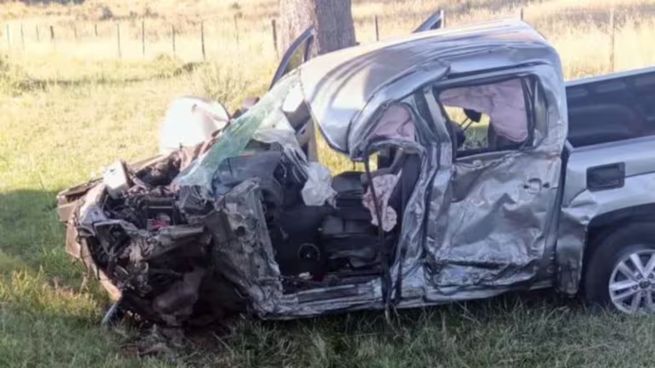 La Volkswagen Amarok quedó fuera de la calzada tras el impacto; el camión sufrió daños pero su conductor resultó ileso.