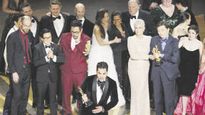 Los ganadores. El equipo de “Todo en todas partes al mismo tiempo”, insólitos ganadores de los Oscar.