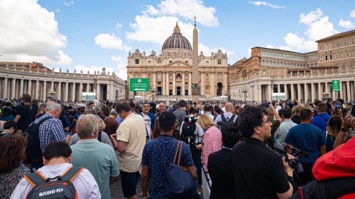 Hundreds of faithful wait for the new Pope