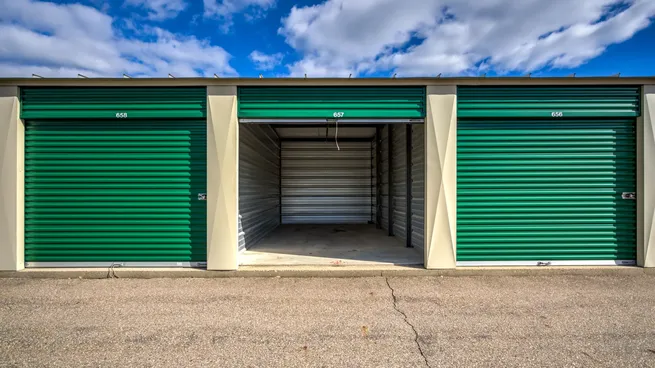 En medio de un escenario incierto, las microinversiones en real estate comercial no solo democratizan el acceso al ladrillo, sino que abren la puerta a estrategias de ahorro más inteligentes que guardar dólares de a montones bajo el colchón.