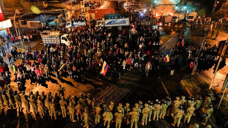 Un cordón policial frena el avance de una columna indígena en Quito.