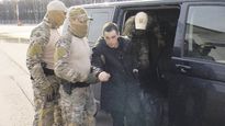 CANJE. El soldado Trevor Reed fue trasladado ayer por personal de seguridad de Rusia para que aborde un vuelo de regreso a EE.UU., en el marco de un intercambio con Washington.