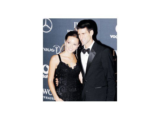 Novak Djokovic posa para la foto junto a su novia Jelena Ristic, muy feliz por haber ganado el premio Laureus.