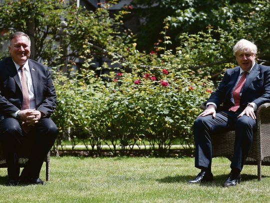 aLIANZA. El primer ministro Boris Johnson recibió ayer al jefe del Departamento de Estado norteamericano, Mike Pompeo, quien fustigó a China (ver Contratapa).