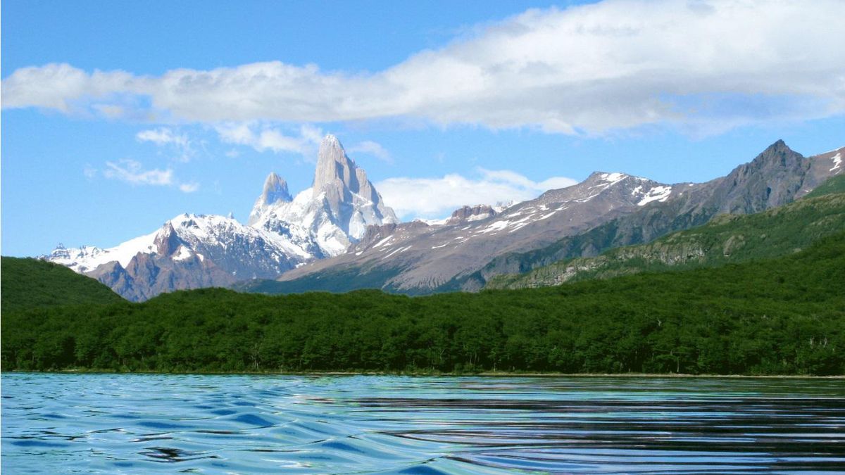 The wonderful lake surrounded by mountains that will make you not want to leave Patagonia