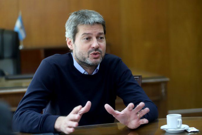 Matías Lammens dispuso el cierre de hoteles en todo el país.