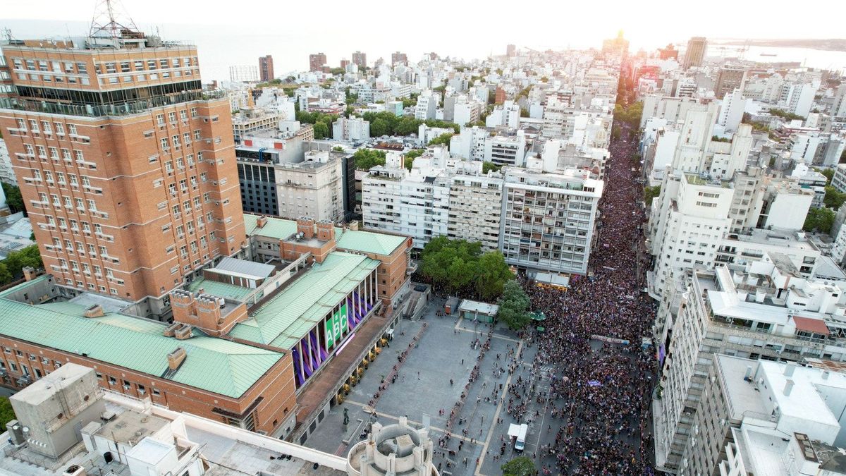 Thousands of women marched in Montevideo for 8M
