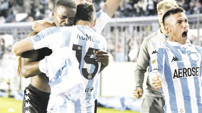 héroe. Fue el colombiano Johan Carbonero, quien ingresó en el segundo tiempo y anotó el gol de la victoria.