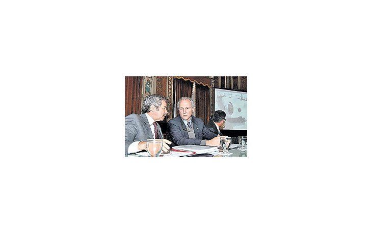 ámbito.com | El gobernador Felipe Solá y el ex marino César Urien ayer en el lanzamiento de un programade 5 años para reactivar la fabricación y arreglo de barcos en el Astillero RíoSantiago, que podría pasar a la Nación.