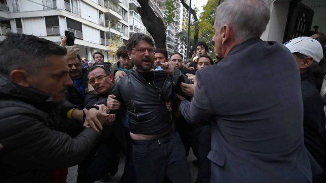 Tensión y desalojo en el edificio del Instituto Juan Domingo Perón: detuvieron a Juan Grabois
