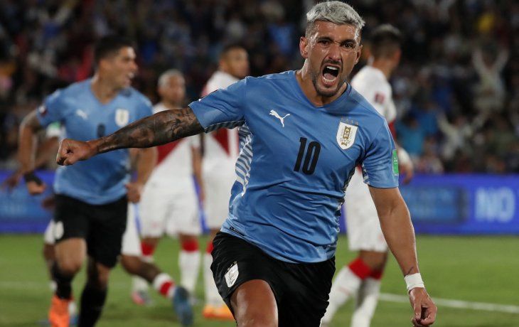 con una gran polemica final, uruguay saco pasaje a qatar