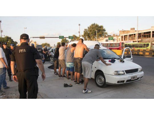 Efectivos policiales de la Provincia detuvieron a catorce personas en un operativo en el Puente Alsina