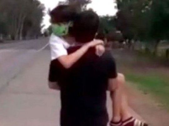 El padre de Abigail debió cargarla en brazos para ingresar a Santiago del Estero, en noviembre pasado.
