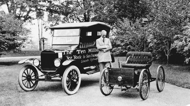 Emblema. El Ford T fue el primer modelo lanzado por la compañía fundada por Henry Ford en 1903. Había tomado como base un cuatriciclo de un desarrollo anterior.