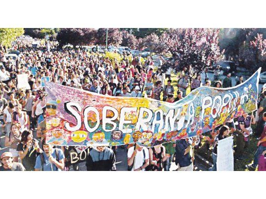 ACAMPE. Los vecinos de El Bolsón se manifestaron en pleno centro de la ciudad contra la cesión de 850 hectáreas sobre el Cerro Perito Moreno al magnate Joseph Lewis, amigo y recurrente anfitrión de Mauricio Macri.