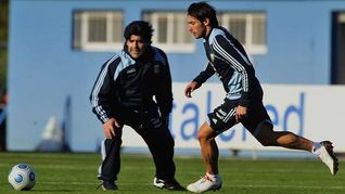 Maradona y Lavezzi, en la previa al Mundial 2010.