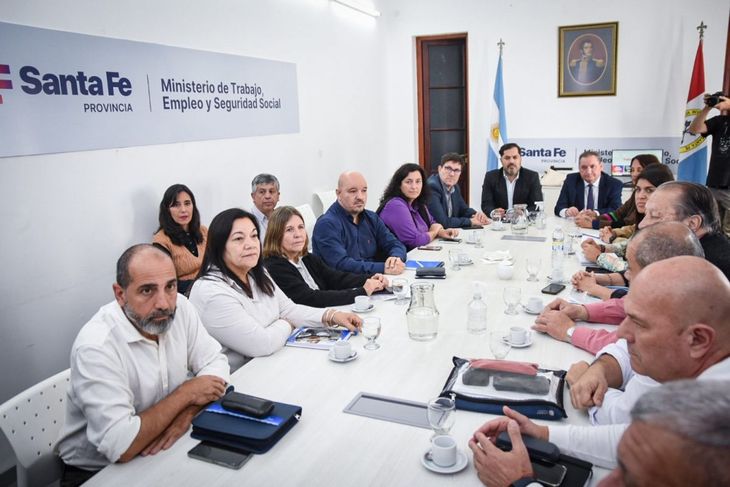 Santa Fe retomó el diálogo con docentes y estatales.