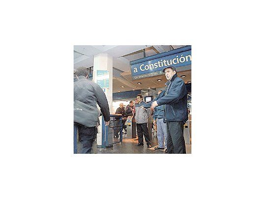 Ayer, otra vez, los trabajadoresde subtes abrieron los molinetes.