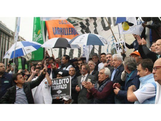 La medida se realizó en repudio al incremento de la tarifas de servicios públicos y por la actual crisis socio-económica, según explicaron en un comunicado. (Foto: Ignacio Petunchi)