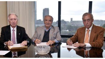 El titular de la Federación Argentina de Empleados de Comercio y Servicio (Faecys), Armando Cavalieri, mantuvo su palabra anterior al encuentro del Gobierno, la CGT y seis cámaras patronales en el Museo del Bicentenario y resignó el pago de un extra de fin de año a cambio de incrementar el porcentaje de suba del 15% al 19%.