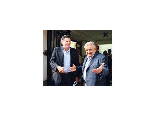 El presidente electo, José Mujica, se reunió con el ex candidato del Partido Colorado, Pedro Bordaberry. Éste, ante la falta de renovación en el Partido Nacional de Luis Lacalle y Jorge Larrañaga, podría erigirse en el opositor de más relieve, sobre todo si el ex tupamaro asume una deriva antimercados, lo que no parece muy probable.