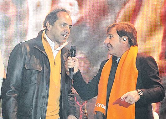 Daniel Scioli y su cantante-talismán, Ricardo Montaner. El gobernador, igual que el resto de los vencedores del domingo pasado, no festejó en público la victoria.