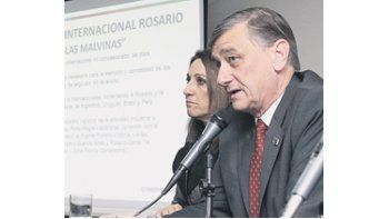 Hernes Binner, acompañado por la electa intendenta de Rosario, Mónica Fein, advirtió ayer en Buenos Aires sobre la caducidad inminente de un permiso exclusivo para vuelos a Lima.