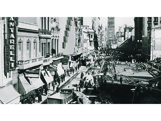Ensanche. En 1936 finalizaron las obras para ensanchar Corrientes. Hoy proyectan peatonalizar dos carriles para fomentar la actividad teatral.