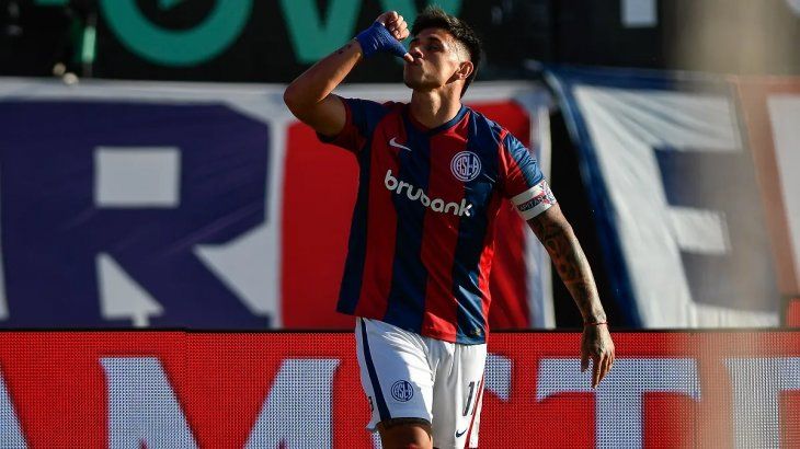El delantero de San Lorenzo Adam Bareiro, es una posibilidad para el ataque. En su última renovación de contrato, la cláusula de salida bajó de u$s 7 millones a 3.500.000, lo que podría hacer un poco más sencilla la operación para River.