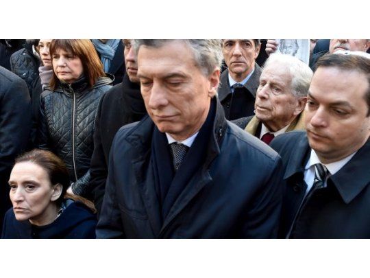 En un principio, estaba previsto que el mandatario se acercase a llevar una ofrenda floral, pero finalmente anoche el Gobierno había asegurado su participación.