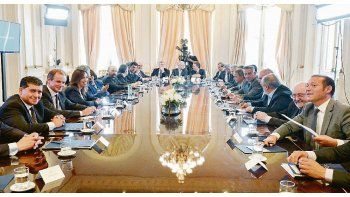 ámbito.com | Presión. Las metas de control del gasto acordadas con Mauricio Macri complican las paritarias provinciales.