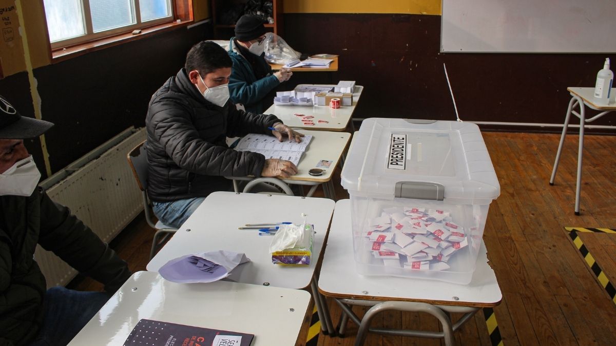 tables close and first data expected in a climate of uncertainty