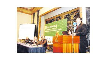 El gobernador de Chaco, Jorge Capitanich, brindó detalles sobre la operatoria del fideicomiso junto con el titular del UCEF, Carlos María de los Santos, el gerente general de Sancor Seguros, Néstor Abatidaga, y el presidente del BICE, Mauro Alem.
