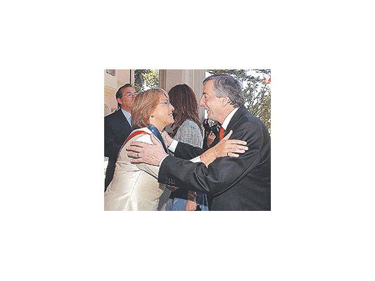 Michelle Bachelet saludó el sábado a Néstor Kirchner tras asumirel poder. Según la prensa chilena, la mandataria puede serun factor de moderación política e ideológica en la región.