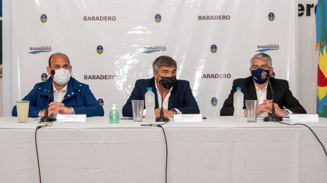 El presidente del ENACOM, Claudio Ambrosini, junto a los intenndetes de Baradero y San Andrés de Giles, Esteban Sanzio y Carlos Puglelli.